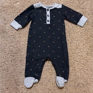Isaac Mizrahi Dark Gray and Gold Star Pattern Kids Footie, size 3 months.